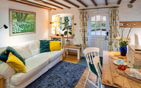 Little Roost: Möbel, Interior Design, Wand, Flooring, Couch, Holz, Tabelle, Zimmer, Decke, Stuhl