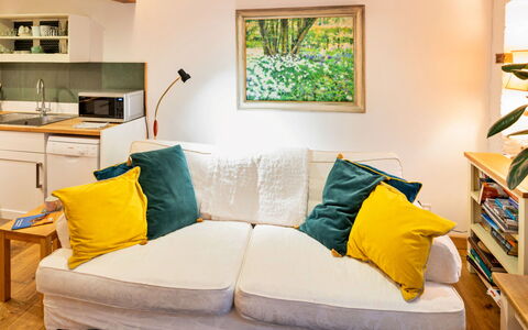 Little Roost: Möbel, Interior Design, Couch, Wand, Flooring, Zimmer, Gelb, Holz, Fussboden, Wohnzimmer