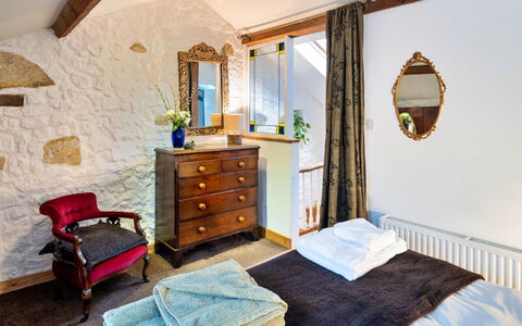 Little Roost: Wand, Möbel, Holz, Interior Design, Beleuchtung, Zuhause, Schlafzimmer, Decke, Bett, Bilderrahmen