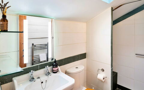 Little Roost: Badezimmer, Armatur, Interior Design, Flooring, Fussboden, Sinken, Installation, Bad Sink, Zapfhahn, Toilette
