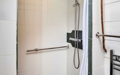 Little Roost: Armatur, Badezimmer, Flooring, Dusche, Fussboden, Duschkopf, Installation, Brausenstange, Fliese, Duschpaneel