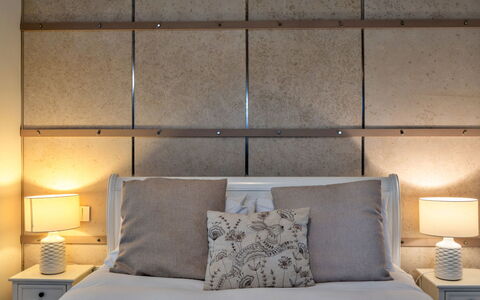 Pig Cottage at Dairy Cottages: Schlafzimmer, Bedding, Bett, Linens, Bettdecke, Möbel, Interior Design, Beleuchtung, Bettrahmen, Zimmer