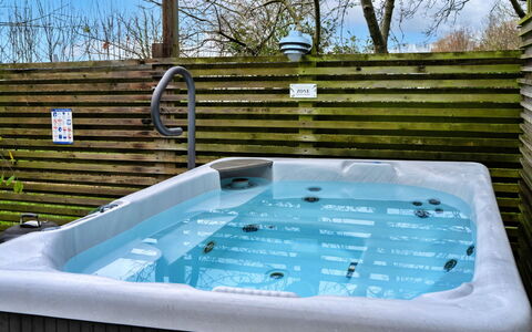 Pig Cottage at Dairy Cottages: Badewanne, Schwimmbad, Freizeit, Jacuzzi, Design, Armatur, Zimmerpflanze, Hotel, Gartenmöbel