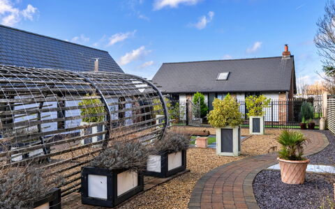 Pig Cottage at Dairy Cottages: Dach, Verbundwerkstoff, Garten, Hütte, Landscaping, Garten, Schatten, Auffahrt, Design