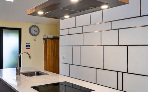Pig Cottage at Dairy Cottages: Küche, Interior Design, Decke, Flooring, Countertop, Küchengerät, Beleuchtung, Light Fixture, Herd, Major Appliance