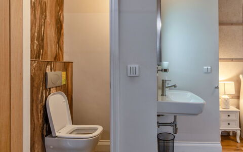 Pig Cottage at Dairy Cottages: Badezimmer, Toilleten Sitz, Armatur, Wand, Flooring, Interior Design, Fussboden, Holz, Toilette, Zapfhahn