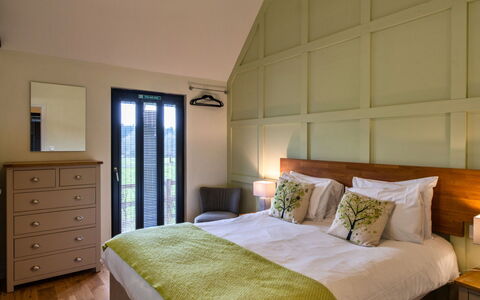Ploughman'S Row No. 3 at Dairy Cottages: Flooring, Holz, Schlafzimmer, Möbel, Interior Design, Fussboden, Bett, Decke, Bedding, Bettdecke
