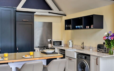 Ploughman'S Row No. 3 at Dairy Cottages: Möbel, Interior Design, Küchengerät, Küche, Flooring, Major Appliance, Countertop, Holz, Cabinetry, Decke