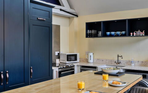 Ploughman'S Row No. 3 at Dairy Cottages: Möbel, Küche, Countertop, Interior Design, Küchengerät, Cabinetry, Flooring, Holz, Decke, Fussboden