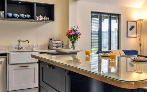 Ploughman'S Row No. 3 at Dairy Cottages: Möbel, Interior Design, Küche, Countertop, Holz, Cabinetry, Flooring, Küchengerät, Beleuchtung, Light Fixture