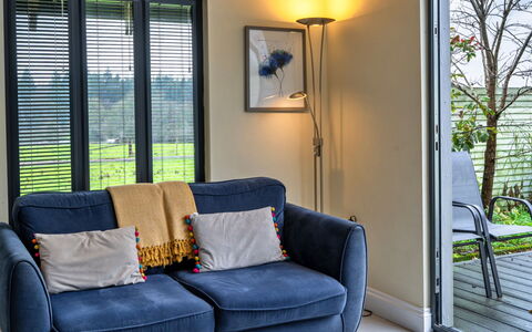 Ploughman'S Row No. 3 at Dairy Cottages: Möbel, Interior Design, Couch, Wohnzimmer, Fensterabdeckung, Beleuchtung, Zuhause, Flooring, Fussboden, Fensterbehandlung