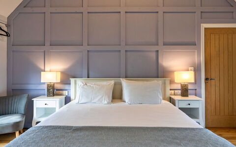 Ploughman'S Row No. 3 at Dairy Cottages: Bett, Möbel, Interior Design, Schlafzimmer, Bedding, Wand, Bettdecke, Flooring, Fussboden, Holz