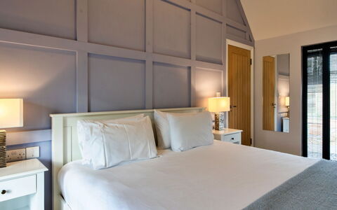 Ploughman'S Row No. 3 at Dairy Cottages: Bett, Interior Design, Schlafzimmer, Möbel, Bedding, Wand, Bettdecke, Holz, Flooring, Fussboden