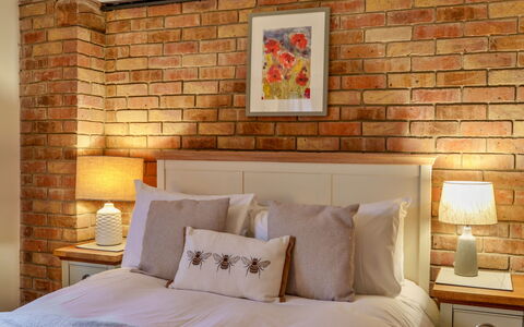 Big Barn at Dairy Cottages: Bett, Schlafzimmer, Wand, Interior Design, Bedding, Holz, Backstein, Möbel, Bettdecke, Dekokissen