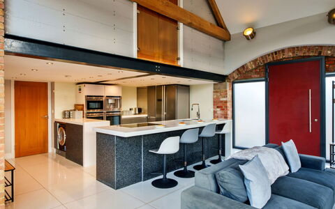 Big Barn at Dairy Cottages: Interior Design, Flooring, Decke, Möbel, Holz, Küche, Fussboden, Beleuchtung, Light Fixture, Zimmer