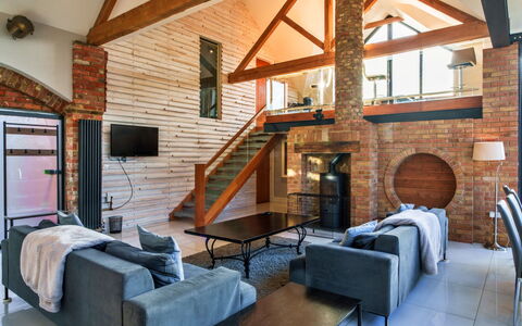 Big Barn at Dairy Cottages: Interior Design, Möbel, Couch, Flooring, Holz, Decke, Wohnzimmer, Fussboden, Zimmer
