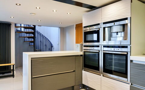 Big Barn at Dairy Cottages: Interior Design, Flooring, Möbel, Cabinetry, Holz, Küche, Küchengerät, Decke, Fussboden, Major Appliance