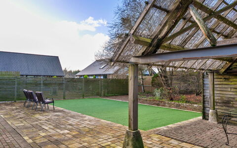 Big Barn at Dairy Cottages: Dach, Schatten, Garten, Hinterhof, Landscaping, Garten, Rasen, Eco Hotel, Hof, Deck