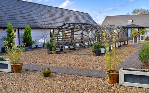 Ploughman'S Row No. 1 at Dairy Cottages: Dach, Garten, Schatten, Landscaping, Garten, Hof, Hinterhof, Eco Hotel, Auffahrt