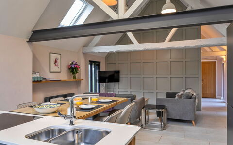 Ploughman'S Row No. 1 at Dairy Cottages: Möbel, Interior Design, Flooring, Holz, Decke, Fussboden, Beleuchtung, Küche, Light Fixture, Zimmer