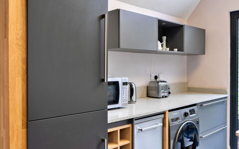 Ploughman'S Row No. 1 at Dairy Cottages: Küche, Möbel, Interior Design, Küchengerät, Flooring, Cabinetry, Countertop, Major Appliance, Holz, Haushaltsgerät