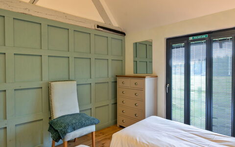 Ploughman'S Row No. 1 at Dairy Cottages: Bett, Wand, Möbel, Schlafzimmer, Interior Design, Holz, Flooring, Decke, Bedding, Fussboden
