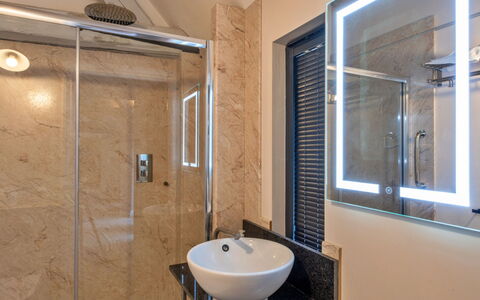 Ploughman'S Row No. 1 at Dairy Cottages: Armatur, Wand, Interior Design, Badezimmer, Flooring, Spiegel, Fussboden, Zapfhahn, Sinken, Installation