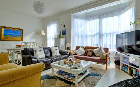 Isle of Wight 601: Möbel, Interior Design, Flooring, Couch, Fussboden, Decke, Holz, Zimmer, Wohnzimmer, Wohnung