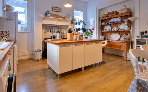 Isle of Wight 601: Küche, Countertop, Cabinetry, Möbel, Interior Design, Flooring, Küchengerät, Holz, Schrank, Decke