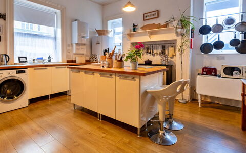 Isle of Wight 601: Küchengerät, Küche, Flooring, Major Appliance, Interior Design, Countertop, Möbel, Holz, Fussboden, Cabinetry