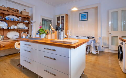 Isle of Wight 601: Möbel, Cabinetry, Countertop, Küche, Interior Design, Flooring, Küchengerät, Holz, Schublade, Major Appliance