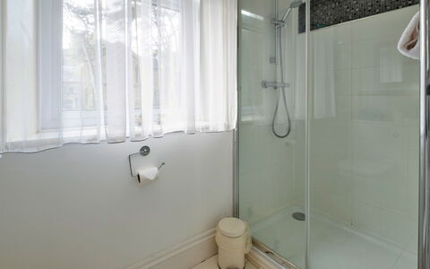 Isle of Wight 601: Badezimmer, Armatur, Flooring, Interior Design, Fussboden, Badewanne, Installation, Dusche, Zapfhahn, Fliese