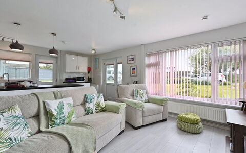 Forget Me Not: Möbel, Interior Design, Couch, Holz, Decke, Flooring, Zuhause, Fussboden, Wohnzimmer, Zimmer