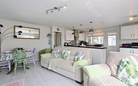 Forget Me Not: Möbel, Interior Design, Couch, Holz, Decke, Flooring, Wohnzimmer, Zimmer, Fussboden, Tabelle