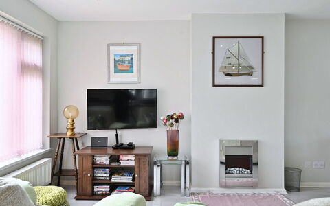 Forget Me Not: Möbel, Interior Design, Wand, Flooring, Fussboden, Zimmer, Holz, Wohnzimmer, Bilderrahmen, Zuhause