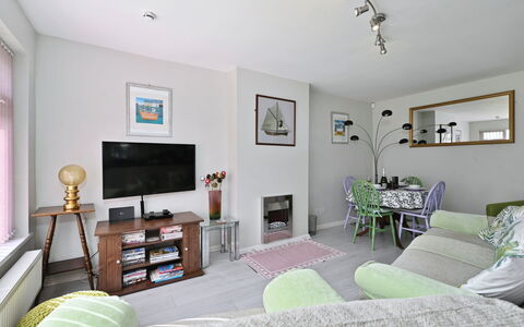 Forget Me Not: Möbel, Interior Design, Flooring, Wand, Couch, Fussboden, Holz, Zimmer, Wohnzimmer, Decke