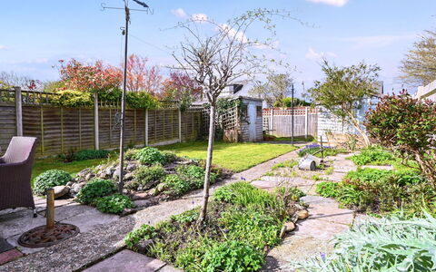Forget Me Not: Garten, Strauch, Ground, Walkway, Hinterhof, Landscaping, Flagstone, Garten, Schatten
