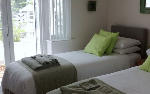 Forget Me Not: Bett, Fussboden, Schlafzimmer, Bettdecke, Interior Design, Bedding, Möbel, Flooring, Bettrahmen, Zimmer
