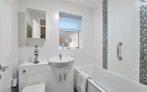 Forget Me Not: Badezimmer, Interior Design, Armatur, Flooring, Sinken, Fussboden, Zapfhahn, Installation, Bad Sink, Fliese