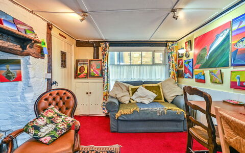 Old Town Cottage, Hastings: Möbel, Interior Design, Decke, Flooring, Couch, Fussboden, Beleuchtung, Zimmer, Bilderrahmen, Wohnzimmer