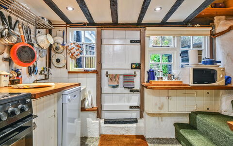 Old Town Cottage, Hastings: Holz, Möbel, Küche, Cabinetry, Countertop, Major Appliance, Holzbeize, Hartholz, Schublade, Stuhl