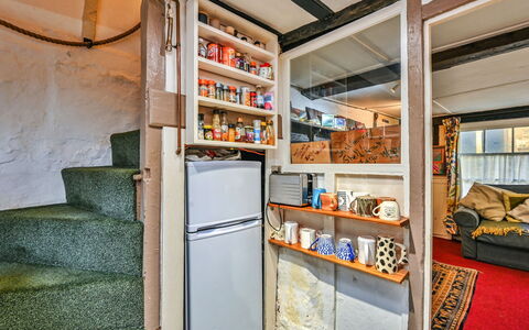 Old Town Cottage, Hastings: Fussboden, Regale, Regal, Zimmer, Hartholz, Holzbeize, Sperrholz, Major Appliance