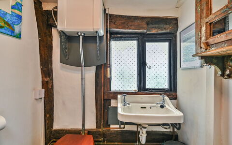 Old Town Cottage, Hastings: Armatur, Bad Sink, Sinken, Installation, Badezimmer, Zapfhahn, Spiegel, Zimmer, Toilette, Handtuch