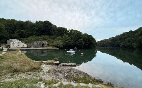 Three Quarter Cottage: Wasser, Gewässer, Wasserlauf, Wasserweg, Bank, Kanal, See, Fluss, Reservoir