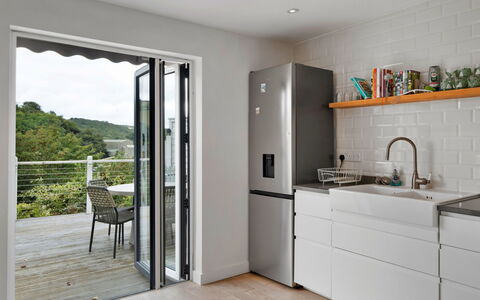 Three Quarter Cottage: Küchengerät, Küche, Major Appliance, Countertop, Möbel, Flooring, Interior Design, Kühlschrank, Cabinetry, Haushaltsgerät