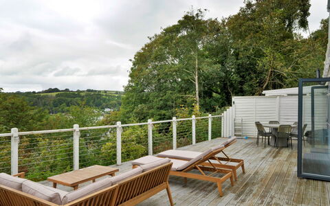 Three Quarter Cottage: Holz, Veranda, Möbel, Gartenmöbel, Holzboden, Deck, Hartholz, Balkon, Stuhl, Planke