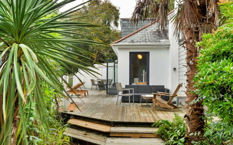 Three Quarter Cottage: Strauch, Zuhause, Hütte, Eco Hotel, Garten, Hartholz, Landscaping, Schatten, Deck