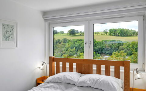 Three Quarter Cottage: Bett, Möbel, Schlafzimmer, Interior Design, Holz, Bedding, Bettdecke, Zimmer, Fussboden, Zuhause