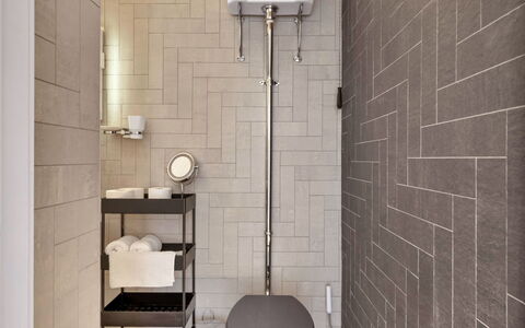 Three Quarter Cottage: Wand, Badezimmer, Toilleten Sitz, Flooring, Toilette, Interior Design, Armatur, Fussboden, Fliese, Installation