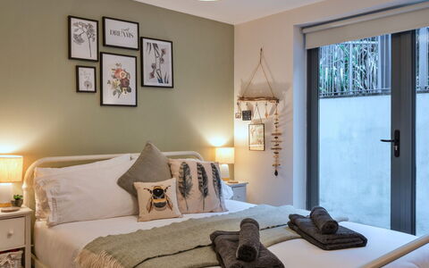 Fowey 602: Bett, Möbel, Interior Design, Bedding, Schlafzimmer, Bettdecke, Wand, Zimmer, Linens, Holz